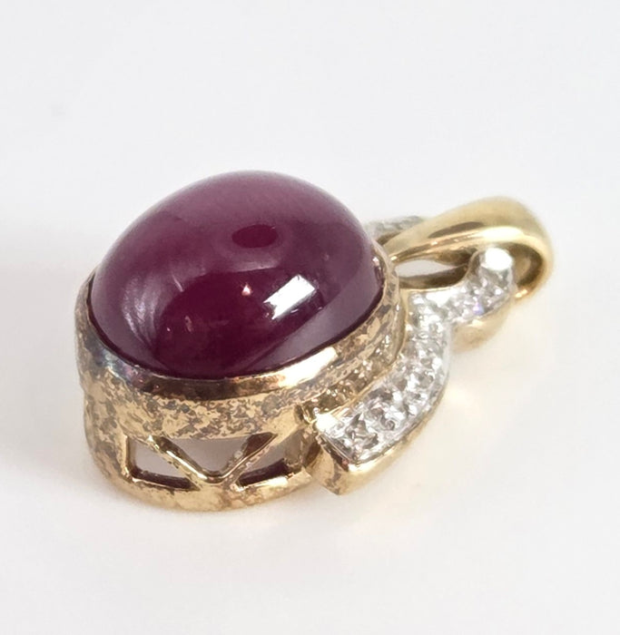 4730: Vintage:  9ct Gold Star Ruby 14 Natural Sparkling Diamonds Pendant