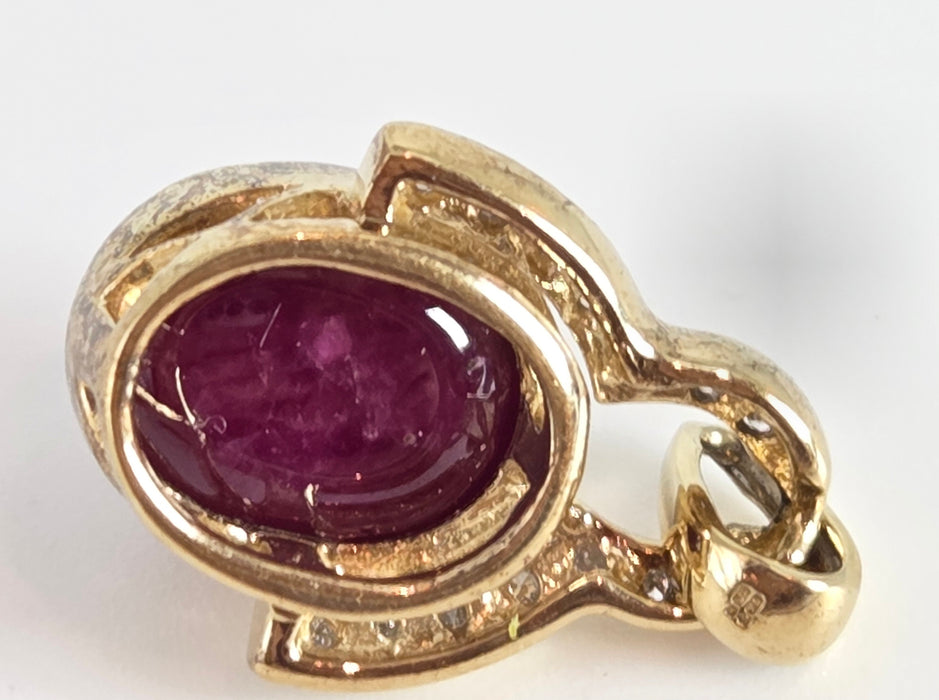 4730: Vintage:  9ct Gold Star Ruby 14 Natural Sparkling Diamonds Pendant
