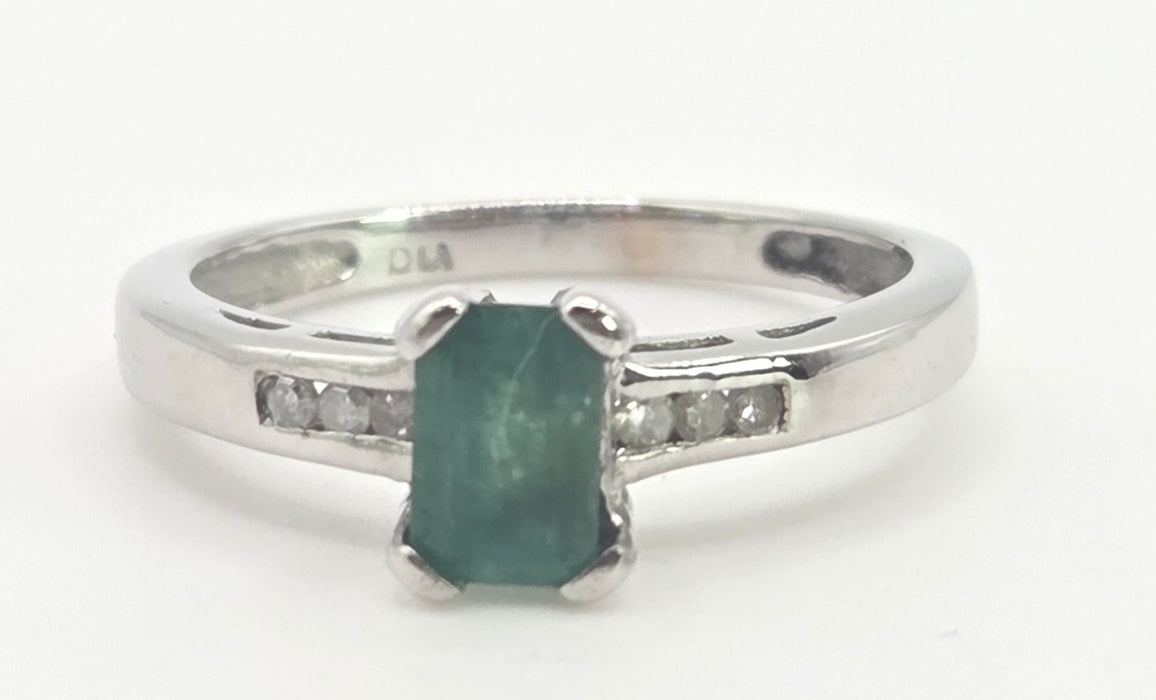 0631- Vintage: 18ct White Gold Emerald Cut Emerald Diamonds Dress Ring