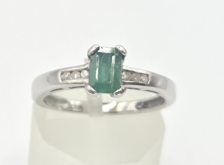 0631- Vintage: 18ct White Gold Emerald Cut Emerald Diamonds Dress Ring