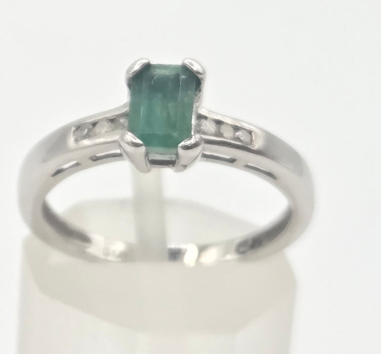 0631- Vintage: 18ct White Gold Emerald Cut Emerald Diamonds Dress Ring