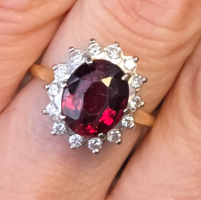 2740: Vintage 18ct Gold Pyrope Garnet 14 Diamonds Diana Cluster Ring
