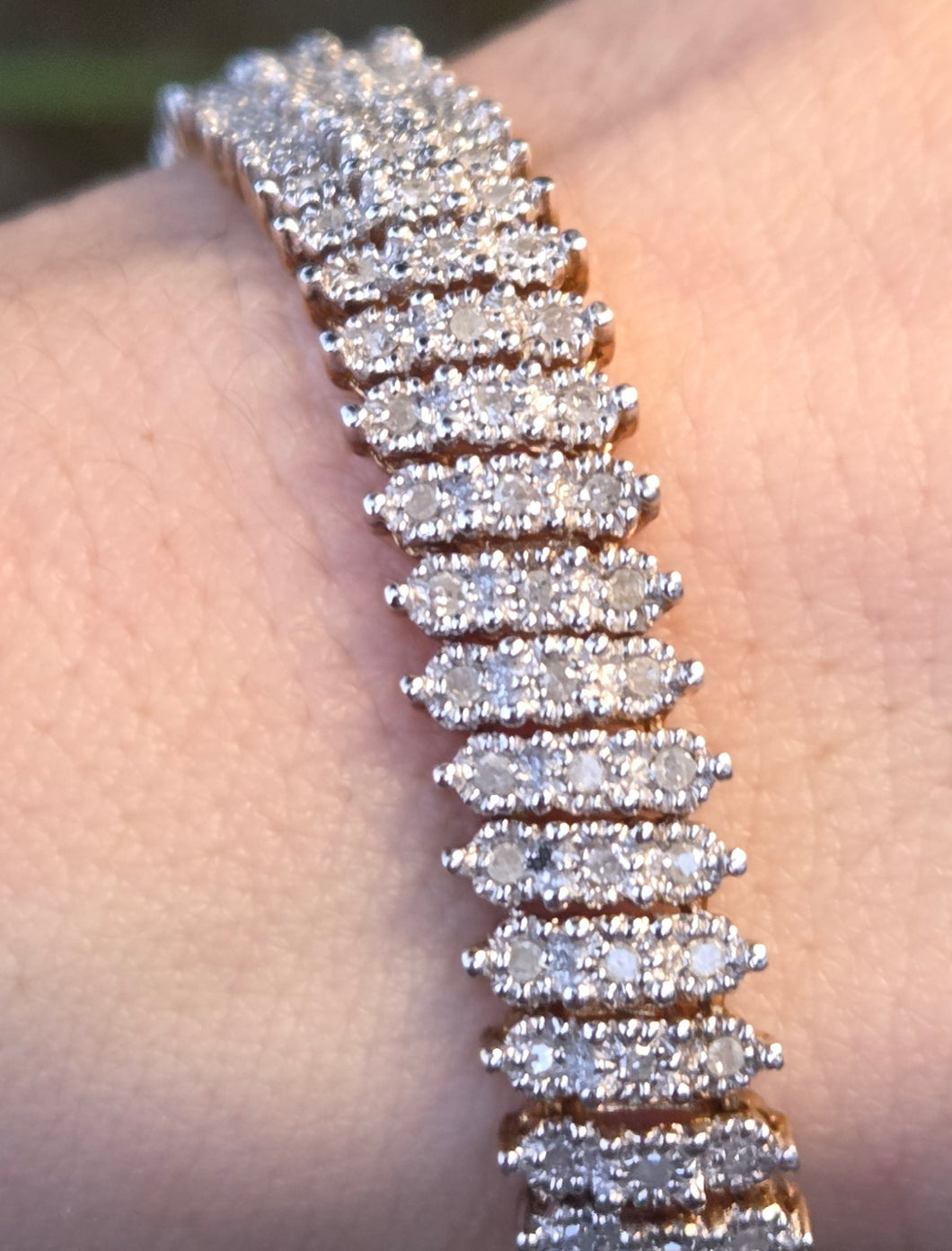 2781: Vintage: 9ct Gold 225 Natural Sparkling Diamonds (2.75ct) Bracelet