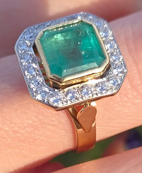 2614- Vintage: 18ct Gold Emerald (4.33ct) Diamonds Ring - From 1998