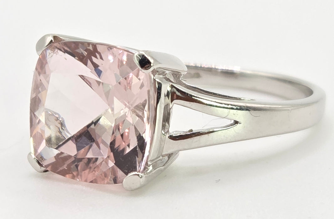 2710: 9ct White Gold Pink Morganite Ring