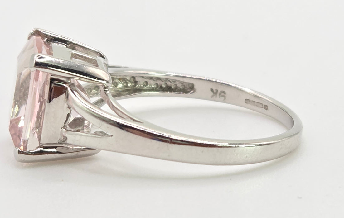 2710: 9ct White Gold Pink Morganite Ring