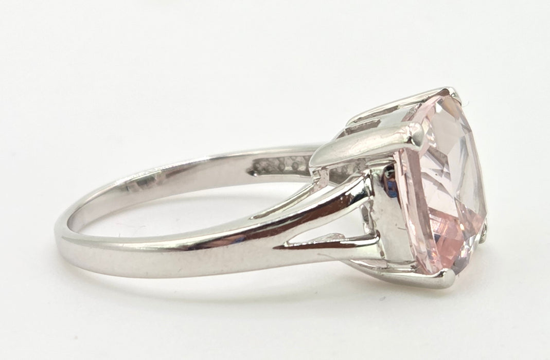 2710: 9ct White Gold Pink Morganite Ring