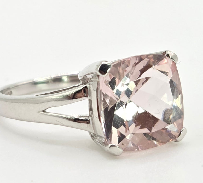 2710: 9ct White Gold Pink Morganite Ring