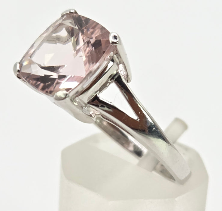 2710: 9ct White Gold Pink Morganite Ring