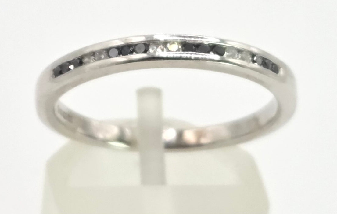 6427: Vintage 9ct White Gold Black & White Natural Diamonds Stacker Ring