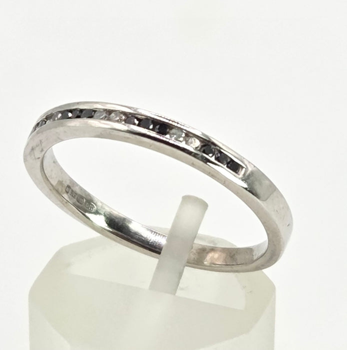 6427: Vintage 9ct White Gold Black & White Natural Diamonds Stacker Ring