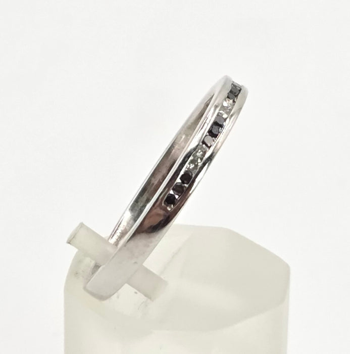 6427: Vintage 9ct White Gold Black & White Natural Diamonds Stacker Ring