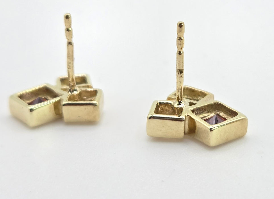 2593: Vintage:  8ct Gold Gemstone Trilogy Stud Earrings