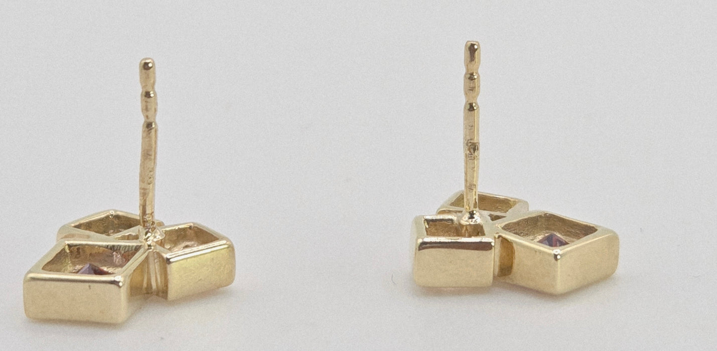 2593: Vintage:  8ct Gold Gemstone Trilogy Stud Earrings