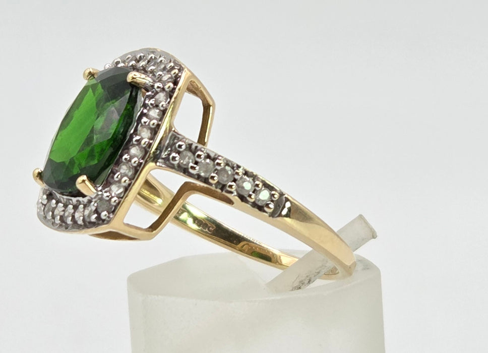 2698: Vintage 9ct Gold Chrome Diopside White Zircons Ring
