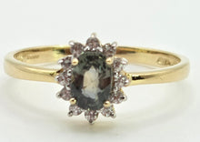 Cargar imagen en el visor de la galería, 2747: Vintage &amp; Petite 9ct Gold Green &amp; White Spinels Flowerhead Ring
