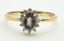 Cargar imagen en el visor de la galería, 2747: Vintage &amp; Petite 9ct Gold Green &amp; White Spinels Flowerhead Ring
