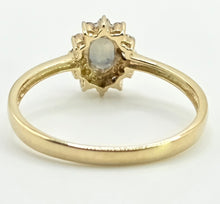 Cargar imagen en el visor de la galería, 2747: Vintage &amp; Petite 9ct Gold Green &amp; White Spinels Flowerhead Ring
