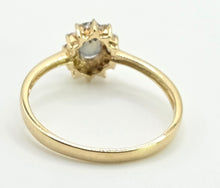 Cargar imagen en el visor de la galería, 2747: Vintage &amp; Petite 9ct Gold Green &amp; White Spinels Flowerhead Ring
