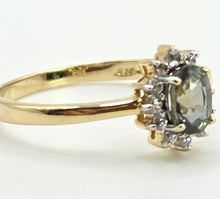 Cargar imagen en el visor de la galería, 2747: Vintage &amp; Petite 9ct Gold Green &amp; White Spinels Flowerhead Ring
