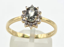 Cargar imagen en el visor de la galería, 2747: Vintage &amp; Petite 9ct Gold Green &amp; White Spinels Flowerhead Ring
