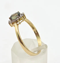 Cargar imagen en el visor de la galería, 2747: Vintage &amp; Petite 9ct Gold Green &amp; White Spinels Flowerhead Ring
