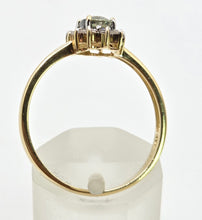 Cargar imagen en el visor de la galería, 2747: Vintage &amp; Petite 9ct Gold Green &amp; White Spinels Flowerhead Ring
