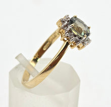 Cargar imagen en el visor de la galería, 2747: Vintage &amp; Petite 9ct Gold Green &amp; White Spinels Flowerhead Ring
