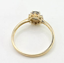 Cargar imagen en el visor de la galería, 2747: Vintage &amp; Petite 9ct Gold Green &amp; White Spinels Flowerhead Ring
