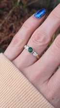 Cargar imagen en el visor de la galería, 6137: Vintage 18ct Gold Round Cut Emerald Twin Diamonds Ring
