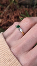 Cargar imagen en el visor de la galería, 6137: Vintage 18ct Gold Round Cut Emerald Twin Diamonds Ring
