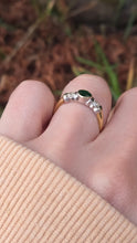 Cargar imagen en el visor de la galería, 6137: Vintage 18ct Gold Round Cut Emerald Twin Diamonds Ring
