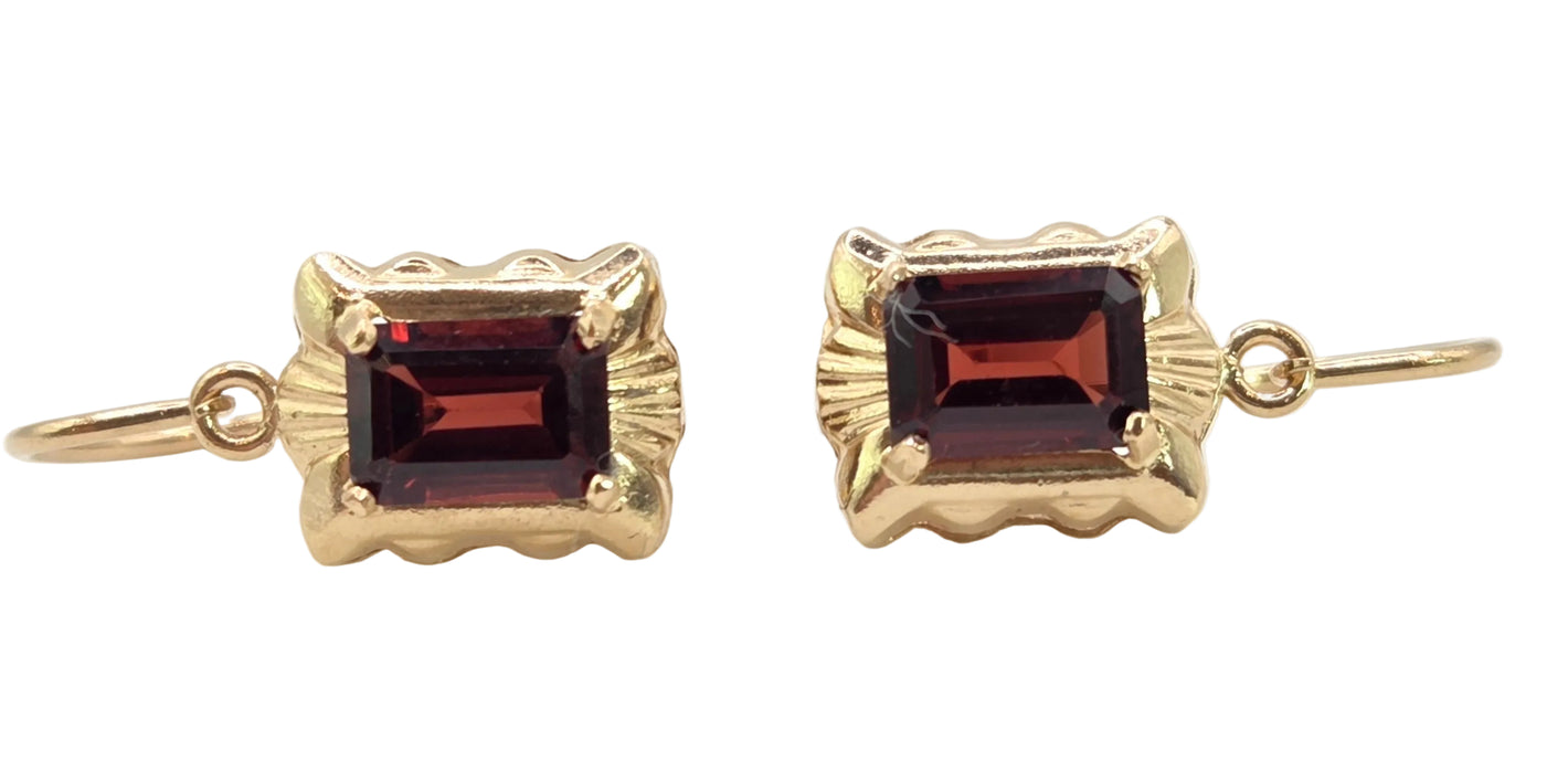 2092: 18ct Gold Emerald Cut Almandine Garnet Stud Earrings