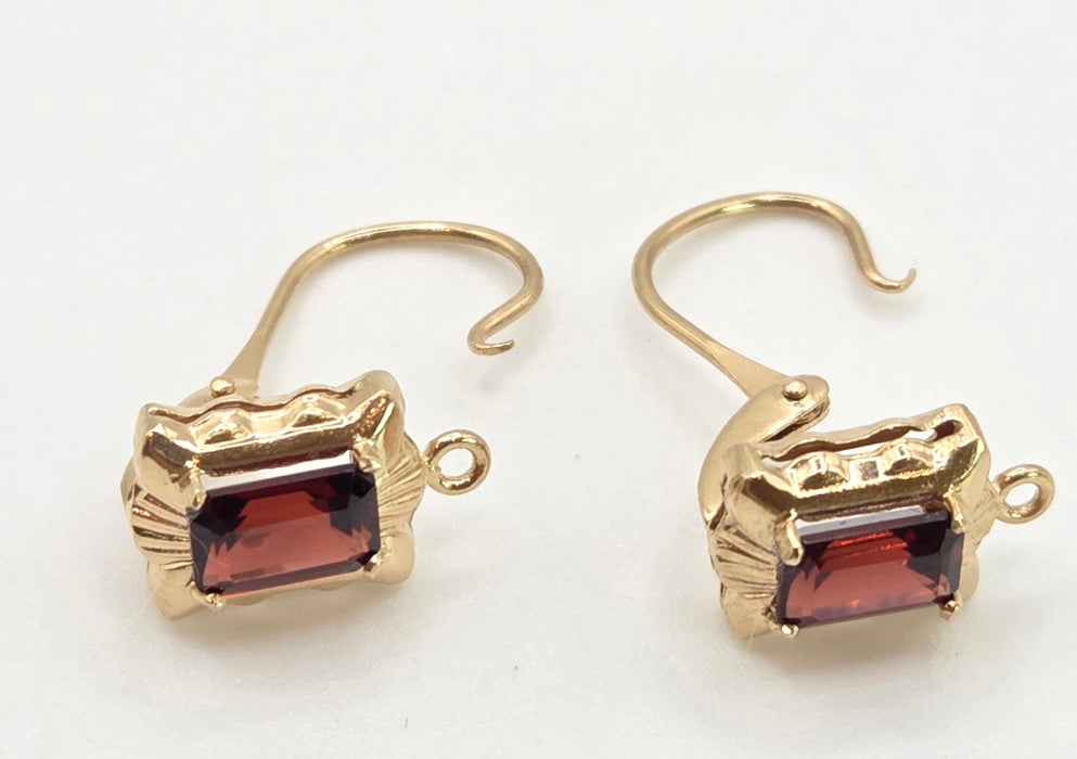 2092: 18ct Gold Emerald Cut Almandine Garnet Stud Earrings