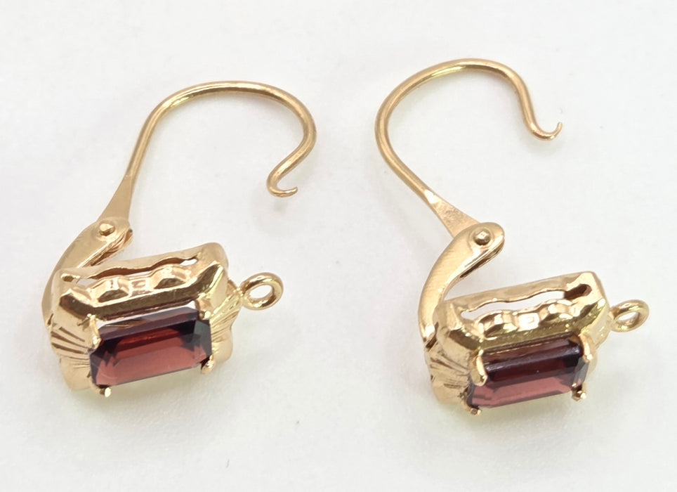 2092: 18ct Gold Emerald Cut Almandine Garnet Stud Earrings