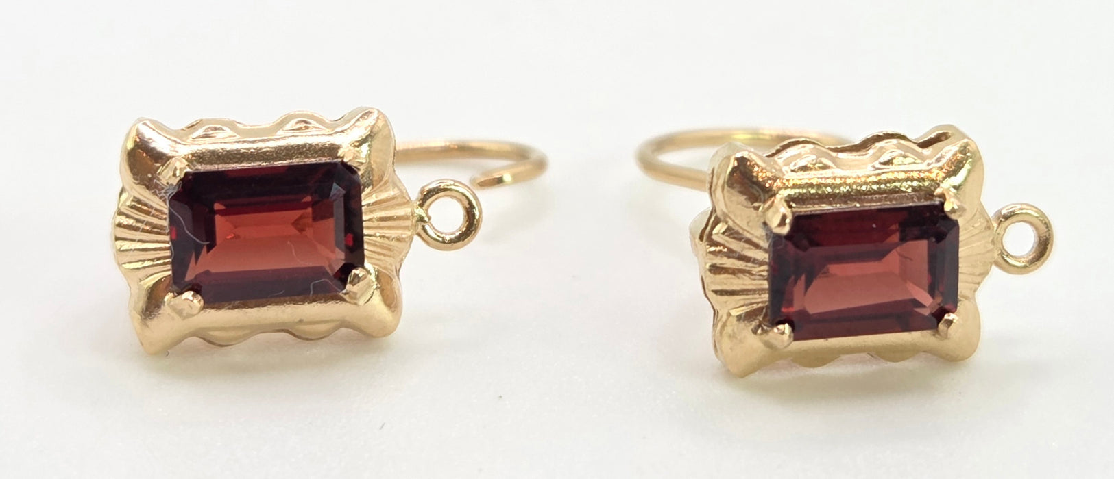2092: 18ct Gold Emerald Cut Almandine Garnet Stud Earrings