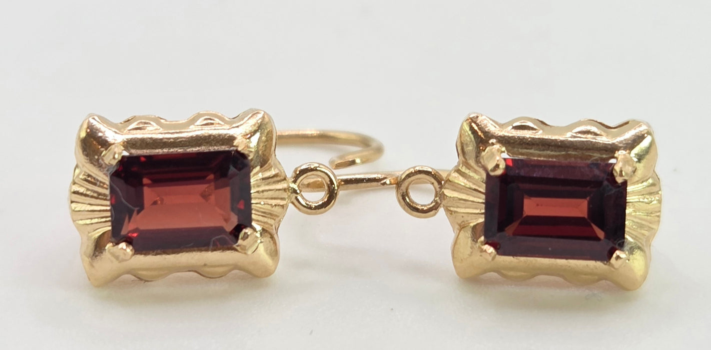 2092: 18ct Gold Emerald Cut Almandine Garnet Stud Earrings