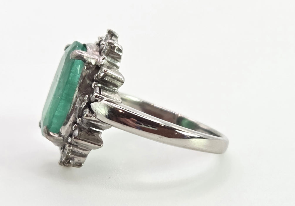 2709: Vintage 18ct White Gold Large Emerald Natural Sparkling Diamonds Cluster Ring