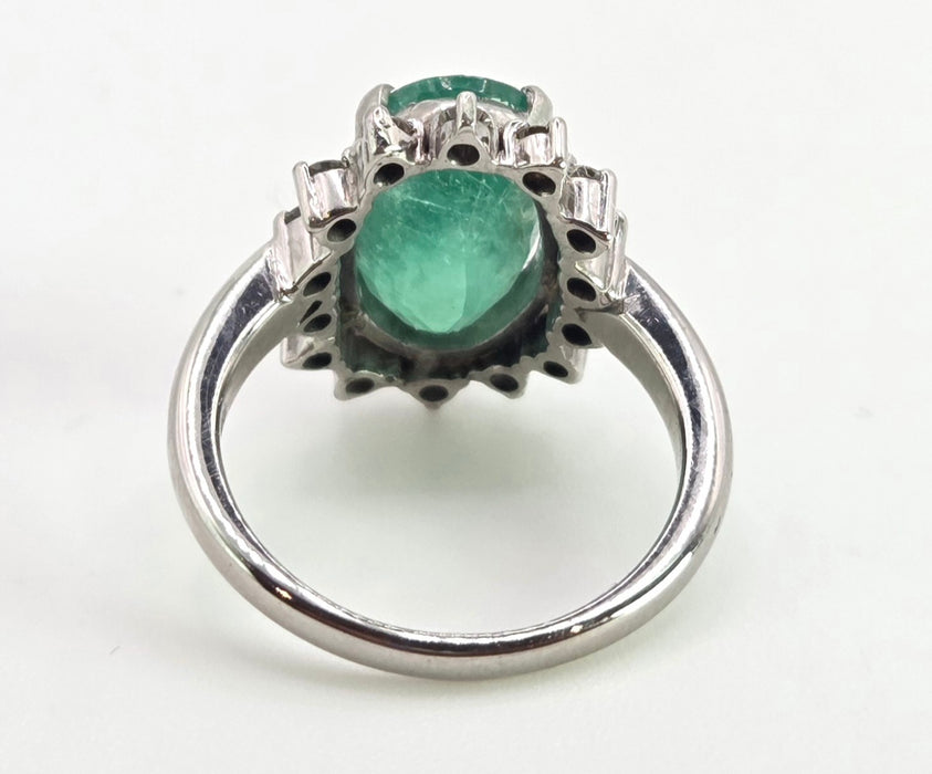 2709: Vintage 18ct White Gold Large Emerald Natural Sparkling Diamonds Cluster Ring