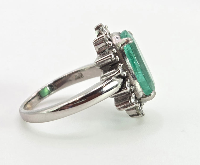 2709: Vintage 18ct White Gold Large Emerald Natural Sparkling Diamonds Cluster Ring