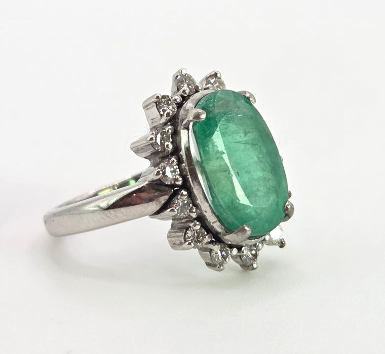 2709: Vintage 18ct White Gold Large Emerald Natural Sparkling Diamonds Cluster Ring