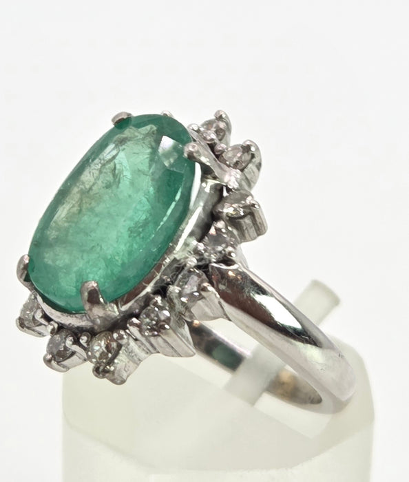 2709: Vintage 18ct White Gold Large Emerald Natural Sparkling Diamonds Cluster Ring