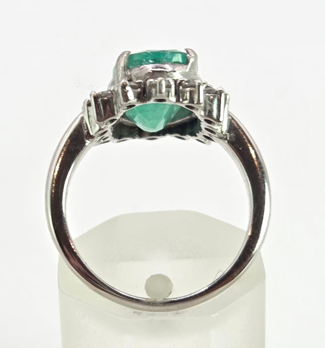 2709: Vintage 18ct White Gold Large Emerald Natural Sparkling Diamonds Cluster Ring