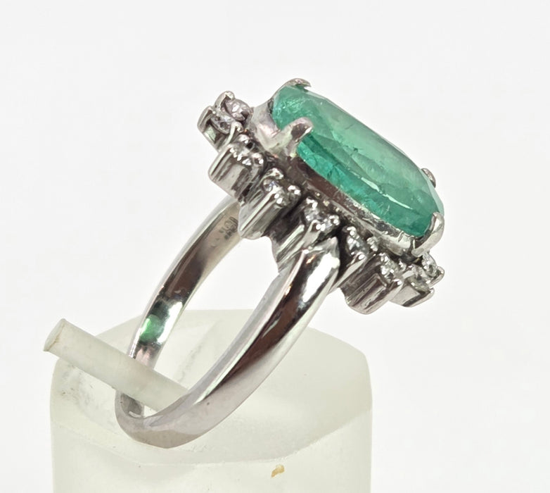 2709: Vintage 18ct White Gold Large Emerald Natural Sparkling Diamonds Cluster Ring