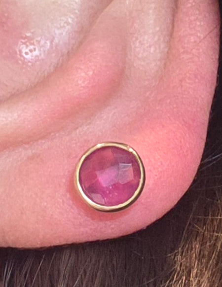 6385 Vintage: 9ct Yellow Gold Ruby Bezel Set Stud Earrings