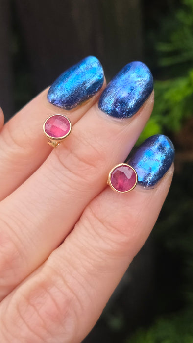 6385 Vintage: 9ct Yellow Gold Ruby Bezel Set Stud Earrings