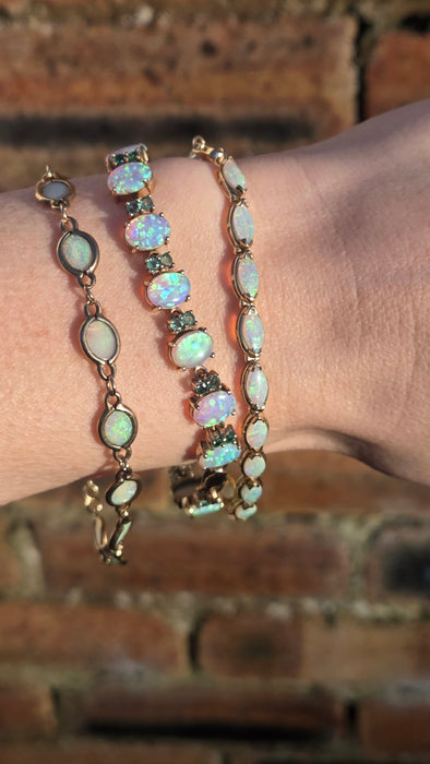 2826: Vintage-  9ct Gold 12 Cabochon -Cut White Opals Link Bracelet (19cm)