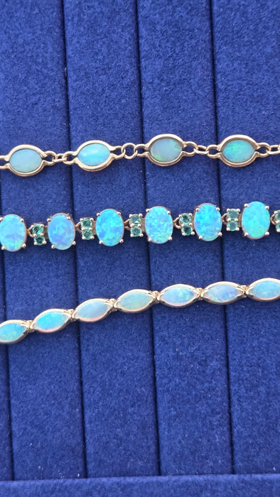 2826: Vintage-  9ct Gold 12 Cabochon -Cut White Opals Link Bracelet (19cm)