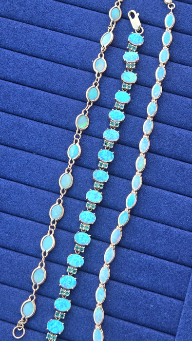 2724: Vintage 14ct Gold 19 Cabochon White Opals Bracelet (19cm)