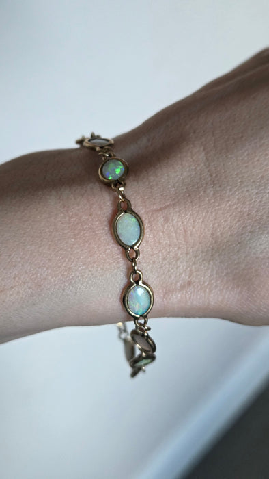 2724: Vintage 14ct Gold 19 Cabochon White Opals Bracelet (19cm)